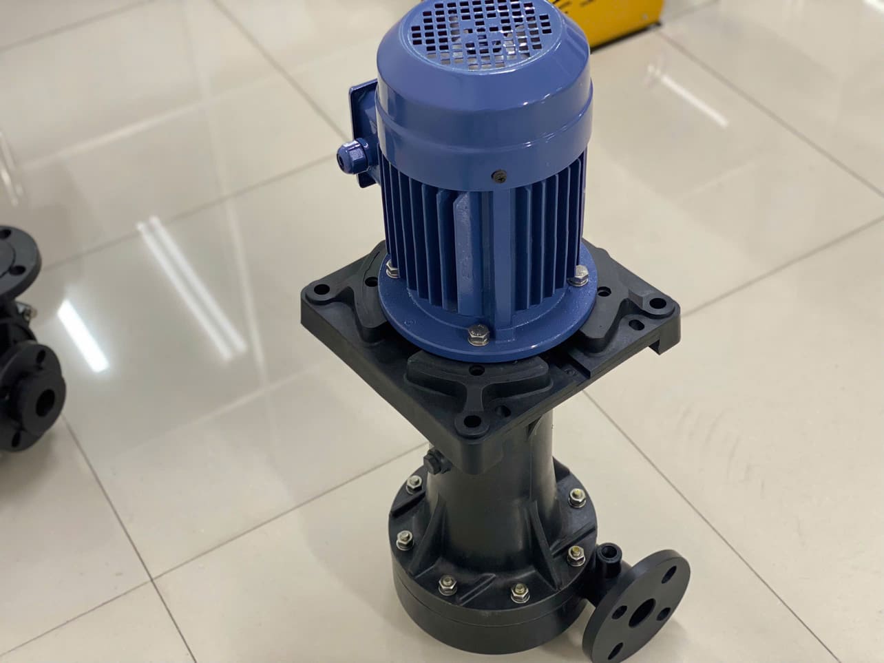 Ảnh thực tế máy bơm hóa chất trục đứng Maro BT 4